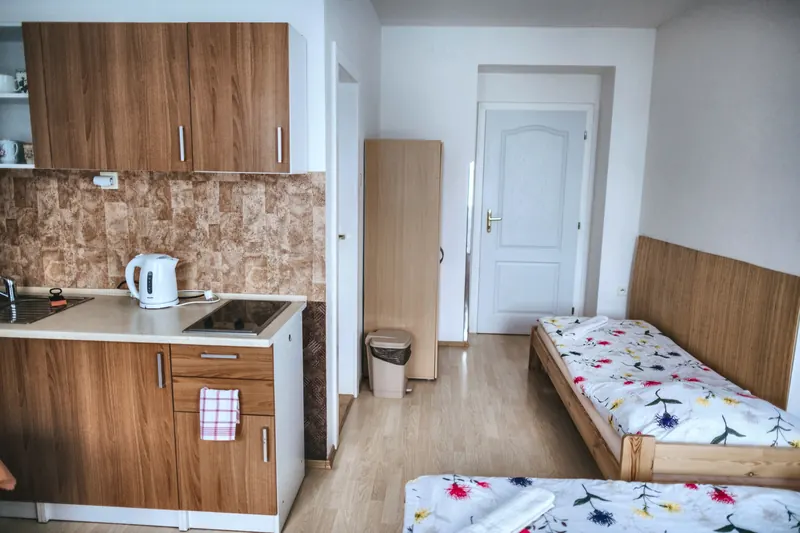 Kuchyňský kout s varnou deskou a konvicí