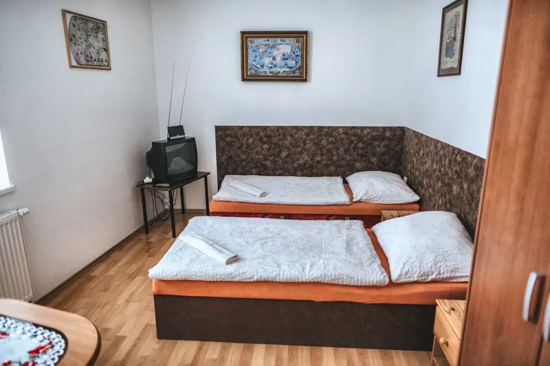 Pokoj se dvěma postelemi a televizí