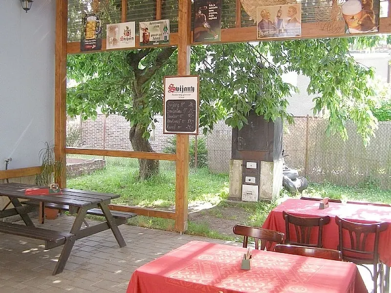 Krytá zahrádka se stoly, ohništěm a lípou