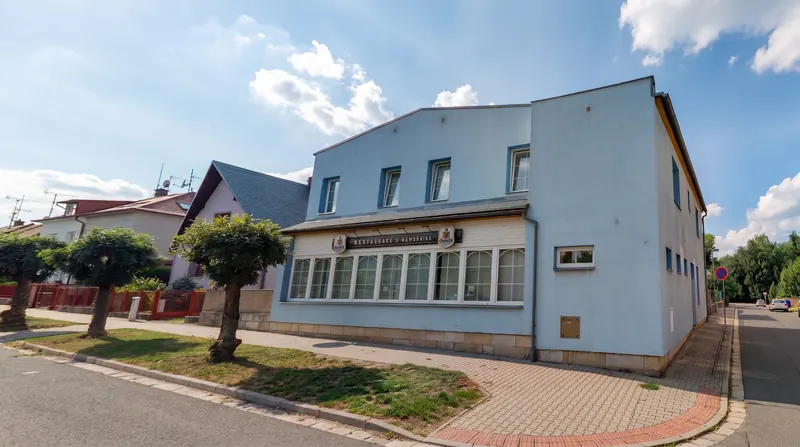 Světle modrá budova penzionu a restaurace U Námořníka v Bezručově ulici